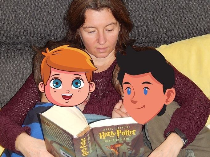 Mama liest ihren beiden Kindern Harry Potter vor.
