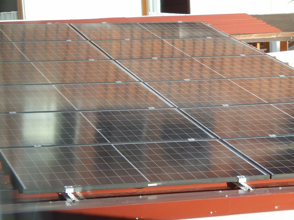 Solarpanele auf dem Dach. 