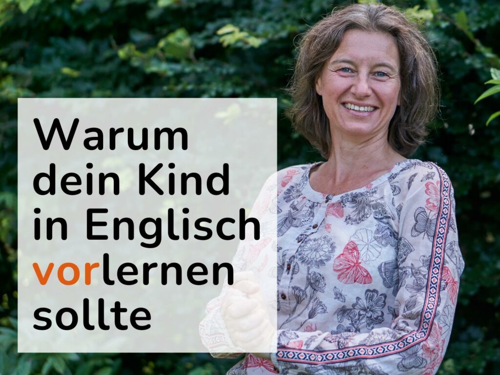 Beitragsbild - Eine Frau mit bunter Bluse vor einem Busch. Links steht groß der Titel: Warum dein Kind in Englisch vorlernen sollte.