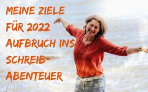 Frau in oranger Bluse breitet die Arme aus. Im Hintergrund das Meer. Große Schrift in orange: Meine Ziele für 2022: Aufbruch ins Achreib-Abenteuer.