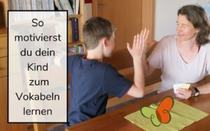 Kind und Mama lernen am Küchentisch Vokabeln und klatschen sich ab. Links ein Textblock: So motivierst du dein Kind zum Vokabeln lernen.