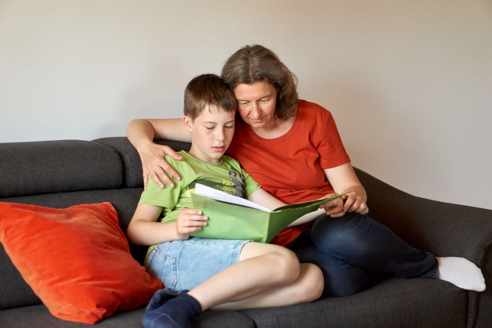 Eine Mama lernt mit ihrem Kind