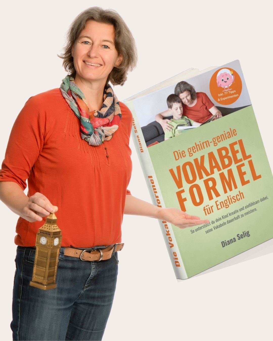 Frau mit kleinem Big Ben in der Hand, die auf ein Buch zeigt "Die gehirn-geniale Vokabelformel für Englisch"